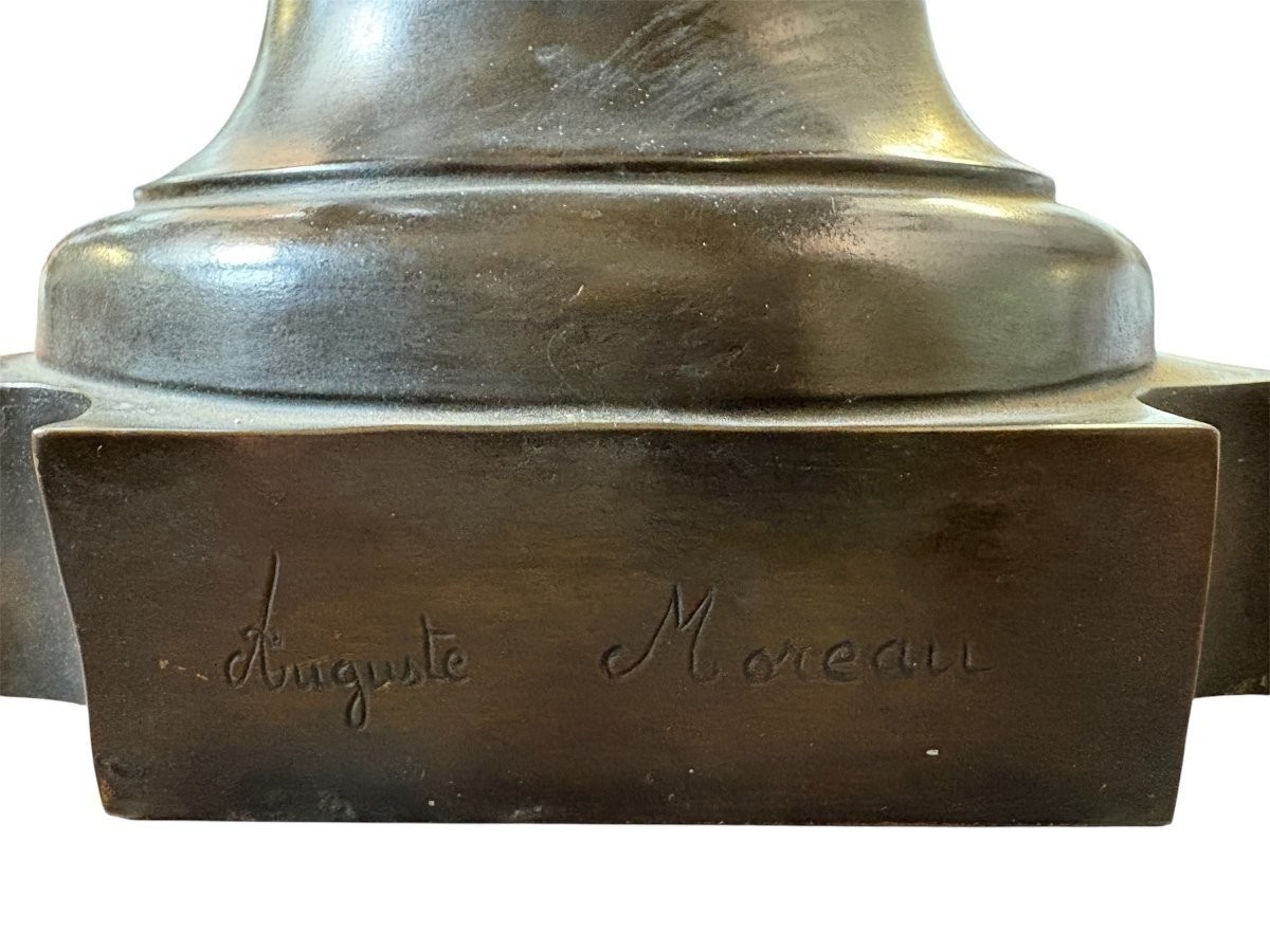  Large elegant 19th century bronze bust of a young woman with a bird (68 cm) Bronze bust of a young woman with a bird on her shoulder, signed by August Moreau (Dijon, 22 February 1834 - Malesherbes, 11 November 1917) Dimensions: Height: 68 cm Width: 40 cm