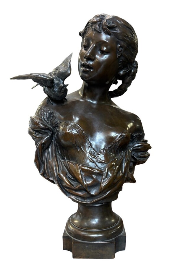  Large elegant 19th century bronze bust of a young woman with a bird (68 cm) Bronze bust of a young woman with a bird on her shoulder, signed by August Moreau (Dijon, 22 February 1834 - Malesherbes, 11 November 1917) Dimensions: Height: 68 cm Width: 40 cm