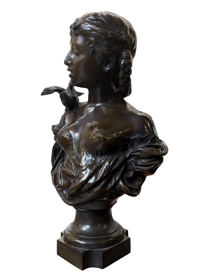  Large elegant 19th century bronze bust of a young woman with a bird (68 cm) Bronze bust of a young woman with a bird on her shoulder, signed by August Moreau (Dijon, 22 February 1834 - Malesherbes, 11 November 1917) Dimensions: Height: 68 cm Width: 40 cm