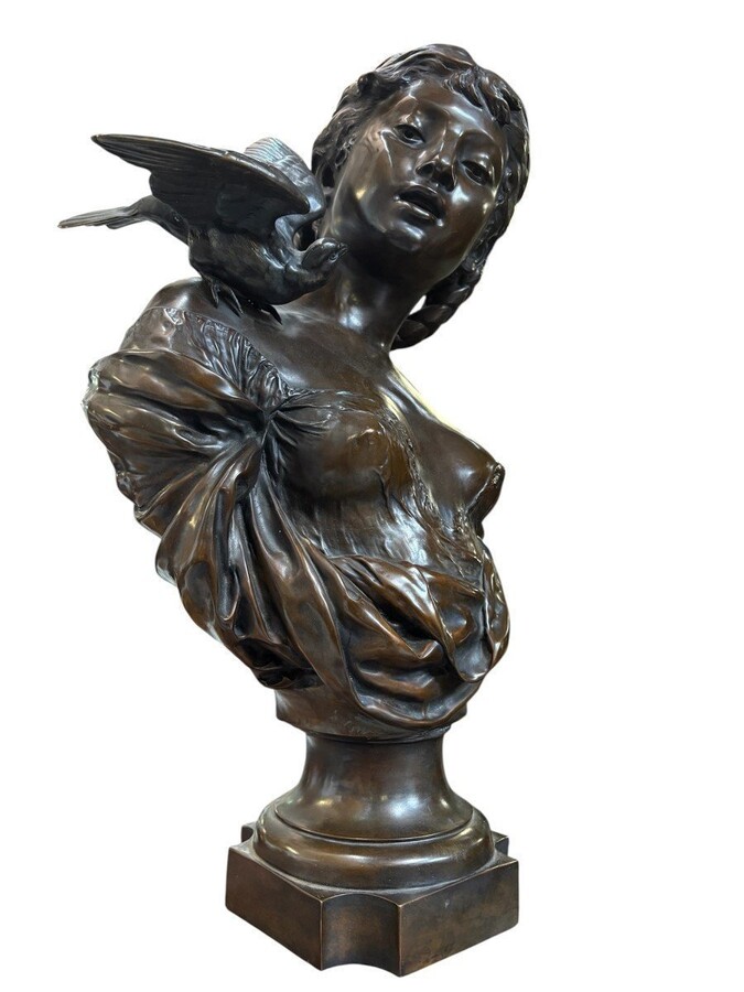  Large elegant 19th century bronze bust of a young woman with a bird (68 cm) Bronze bust of a young woman with a bird on her shoulder, signed by August Moreau (Dijon, 22 February 1834 - Malesherbes, 11 November 1917) Dimensions: Height: 68 cm Width: 40 cm