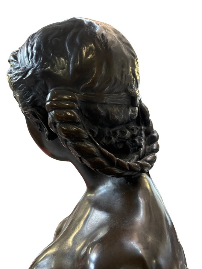 Large elegant 19th century bronze bust of a young woman with a bird (68 cm) Bronze bust of a young woman with a bird on her shoulder, signed by August Moreau (Dijon, 22 February 1834 - Malesherbes, 11 November 1917) Dimensions: Height: 68 cm Width: 40 cm