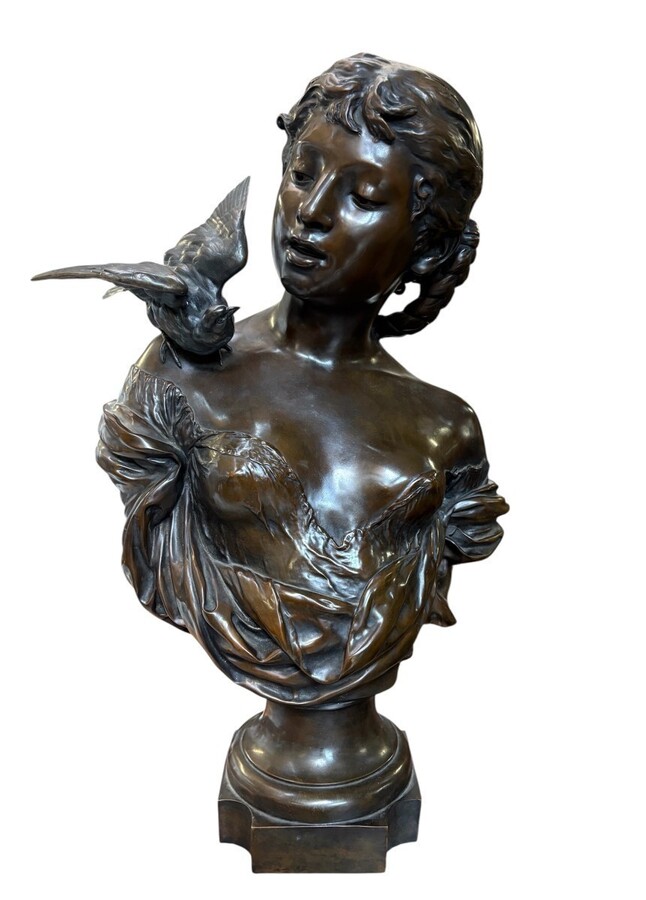 Large elegant 19th century bronze bust of a young woman with a bird (68 cm) Bronze bust of a young woman with a bird on her shoulder, signed by August Moreau (Dijon, 22 February 1834 - Malesherbes, 11 November 1917) Dimensions: Height: 68 cm Width: 40 cm