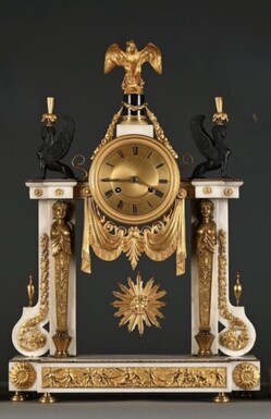 Large Empire-style portico clock (64.5 cm), 19thC. Large clock featuring two marble columns adorned with two caryatids, rosettes, drapery, decorative motifs, two patinated and gilded sphinxes, and an eagle at the top. Sun dial and key included; move