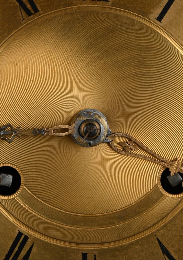 Large Empire-style portico clock (64.5 cm), 19thC. Large clock featuring two marble columns adorned with two caryatids, rosettes, drapery, decorative motifs, two patinated and gilded sphinxes, and an eagle at the top. Sun dial and key included; move