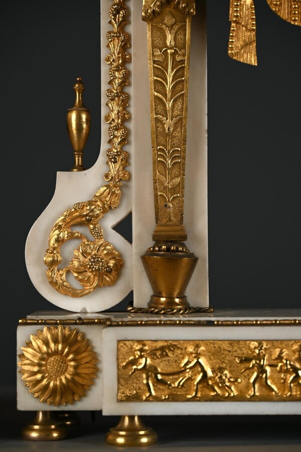 Large Empire-style portico clock (64.5 cm), 19thC. Large clock featuring two marble columns adorned with two caryatids, rosettes, drapery, decorative motifs, two patinated and gilded sphinxes, and an eagle at the top. Sun dial and key included; move