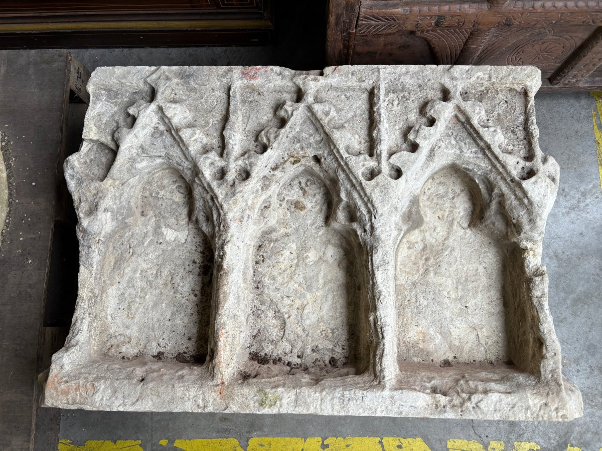 Large Gothic niche in French white stone, circa 1500 Decorative niche composed of three smaller niches placed side by side, carved from French white stone, Gothic period, circa 1500. Heavy piece in good condition 