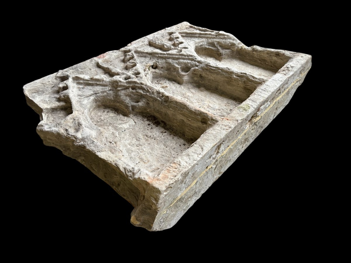 Large Gothic niche in French white stone, circa 1500 Decorative niche composed of three smaller niches placed side by side, carved from French white stone, Gothic period, circa 1500. Heavy piece in good condition 