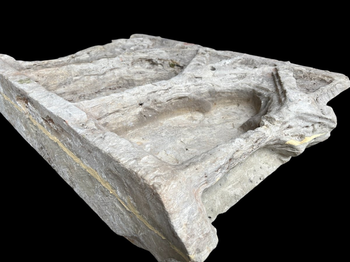 Large Gothic niche in French white stone, circa 1500 Decorative niche composed of three smaller niches placed side by side, carved from French white stone, Gothic period, circa 1500. Heavy piece in good condition 