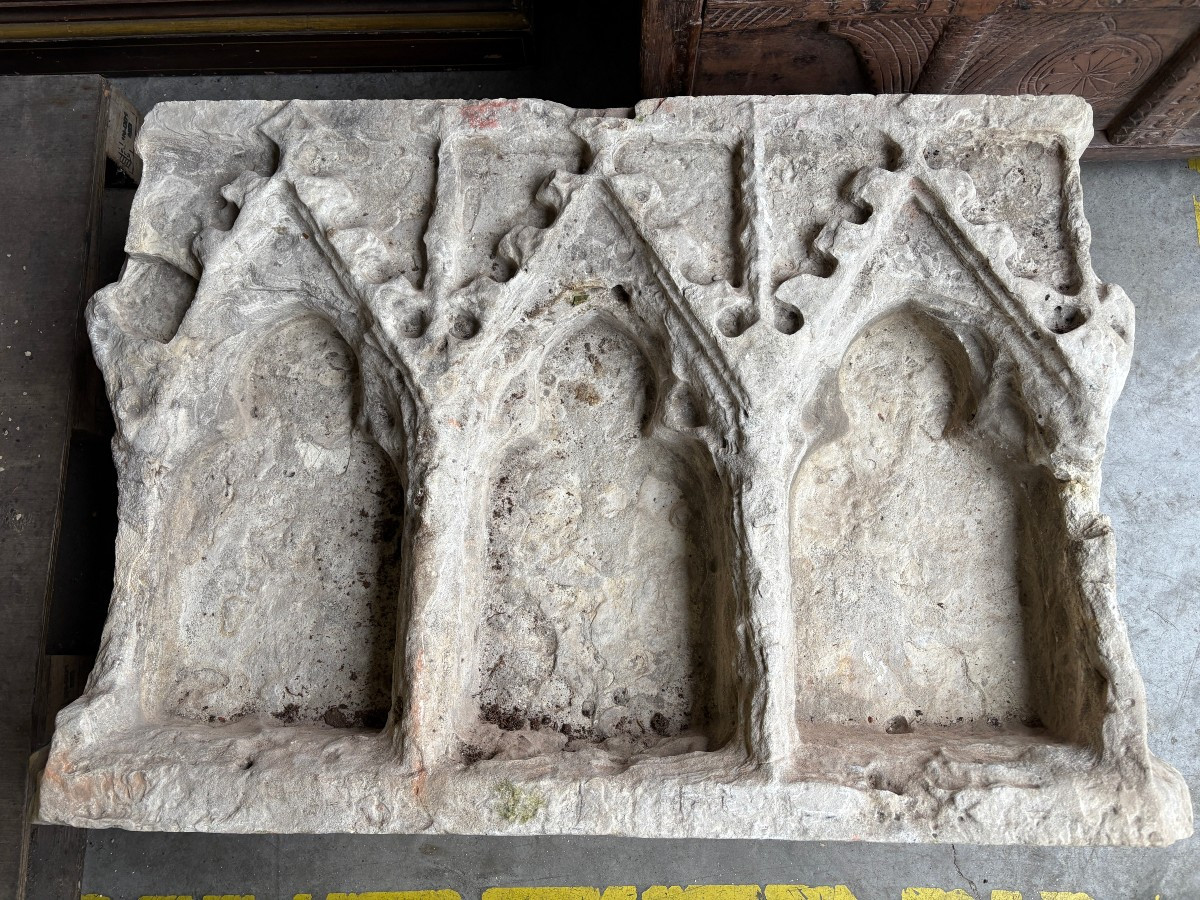 Large Gothic niche in French white stone, circa 1500 Decorative niche composed of three smaller niches placed side by side, carved from French white stone, Gothic period, circa 1500. Heavy piece in good condition 