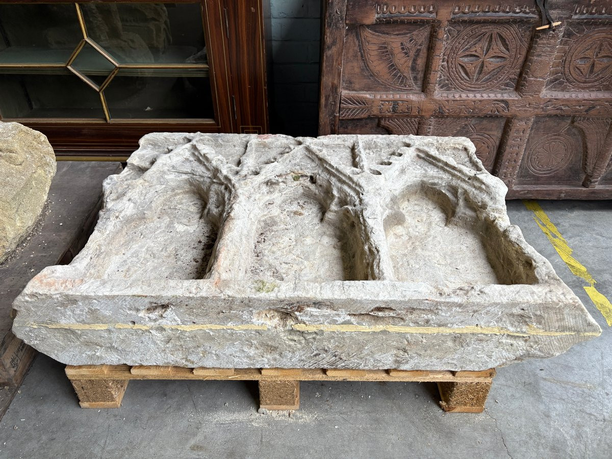 Large Gothic niche in French white stone, circa 1500 Decorative niche composed of three smaller niches placed side by side, carved from French white stone, Gothic period, circa 1500. Heavy piece in good condition 