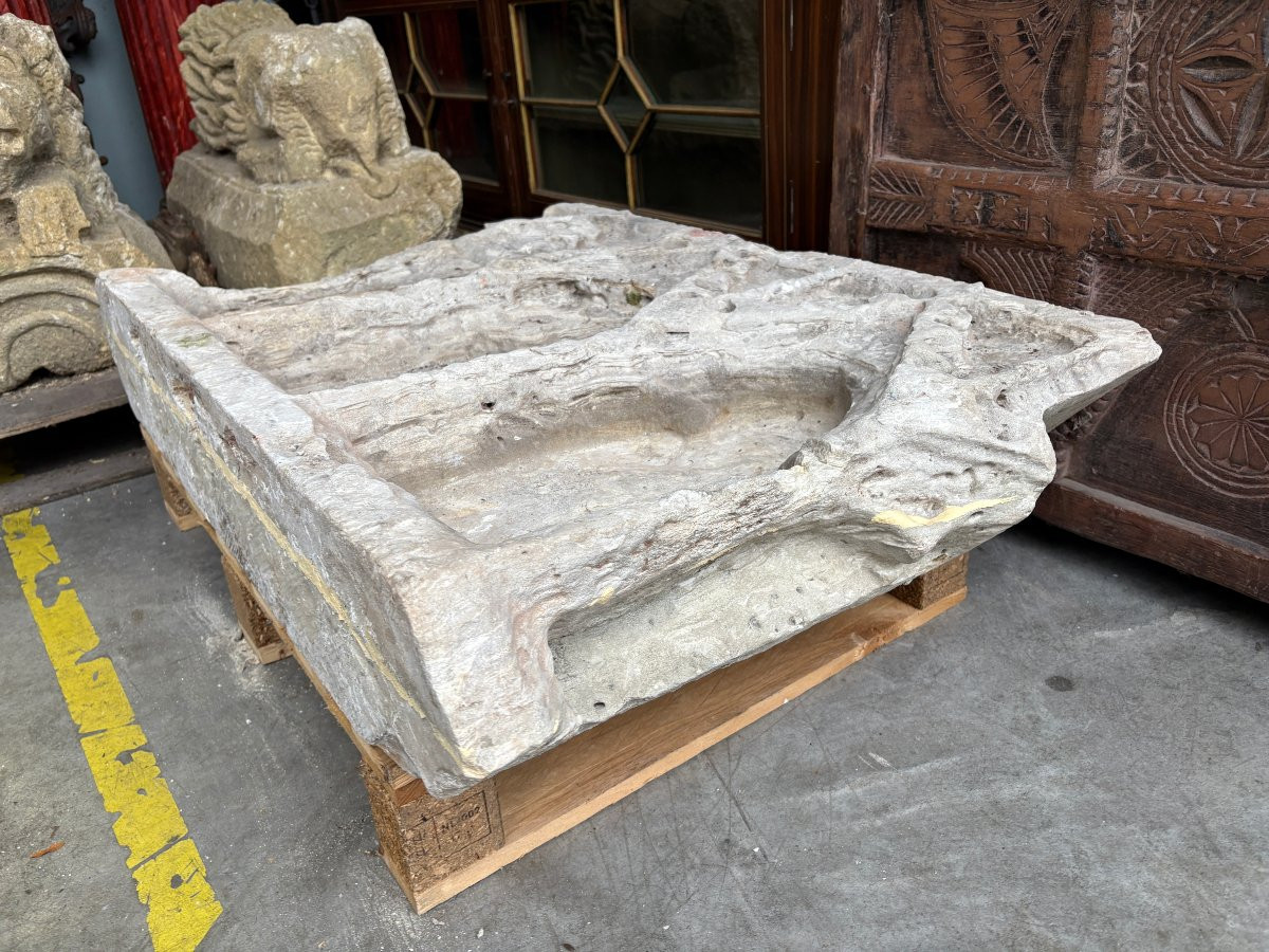 Large Gothic niche in French white stone, circa 1500 Decorative niche composed of three smaller niches placed side by side, carved from French white stone, Gothic period, circa 1500. Heavy piece in good condition 