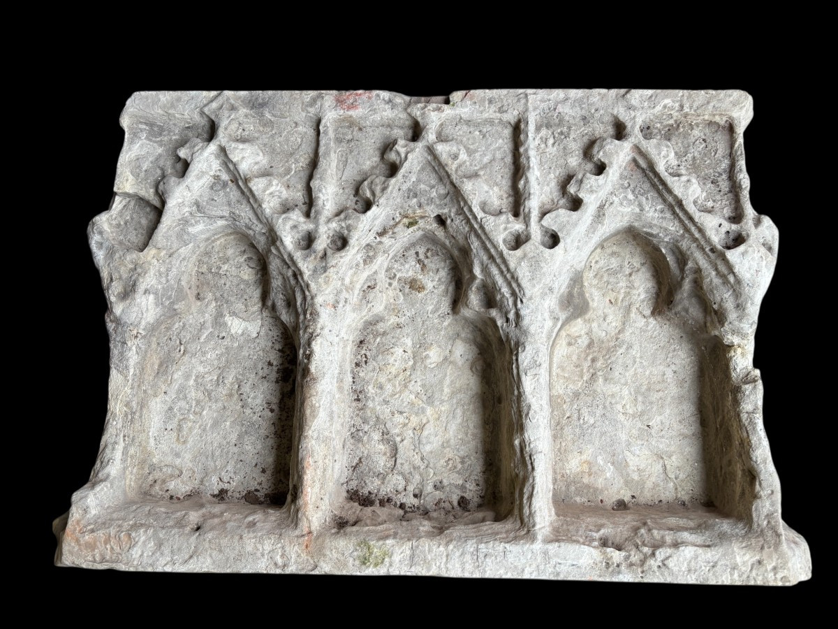 Large Gothic niche in French white stone, circa 1500 Decorative niche composed of three smaller niches placed side by side, carved from French white stone, Gothic period, circa 1500. Heavy piece in good condition 