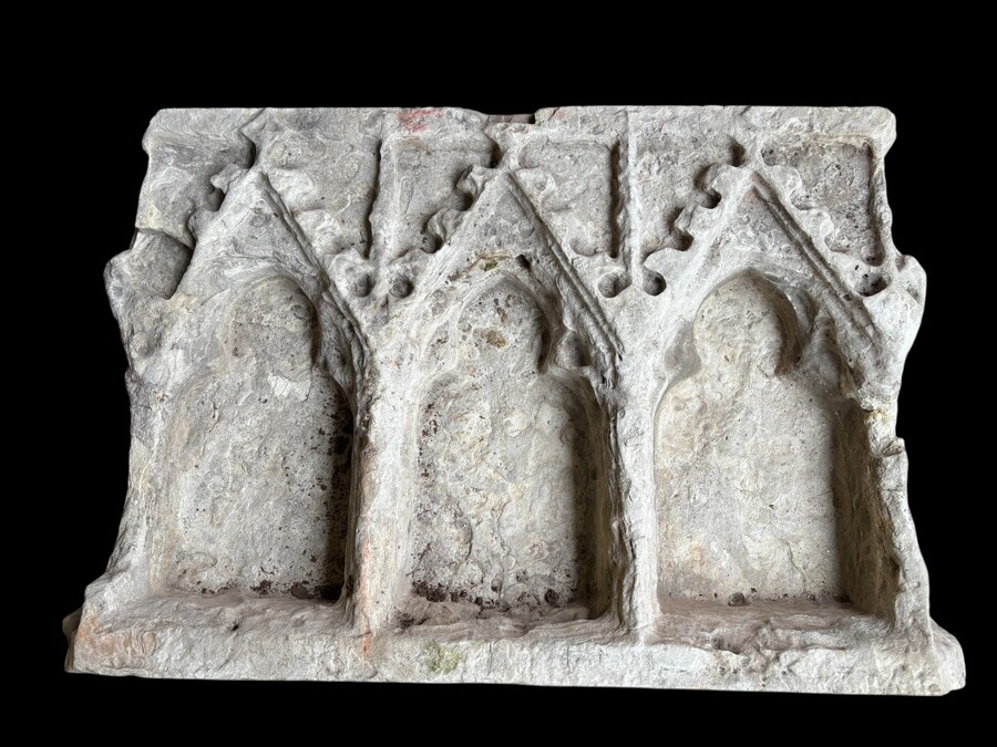 Large Gothic niche in French white stone, circa 1500 Decorative niche composed of three smaller niches placed side by side, carved from French white stone, Gothic period, circa 1500. Heavy piece in good condition with normal 