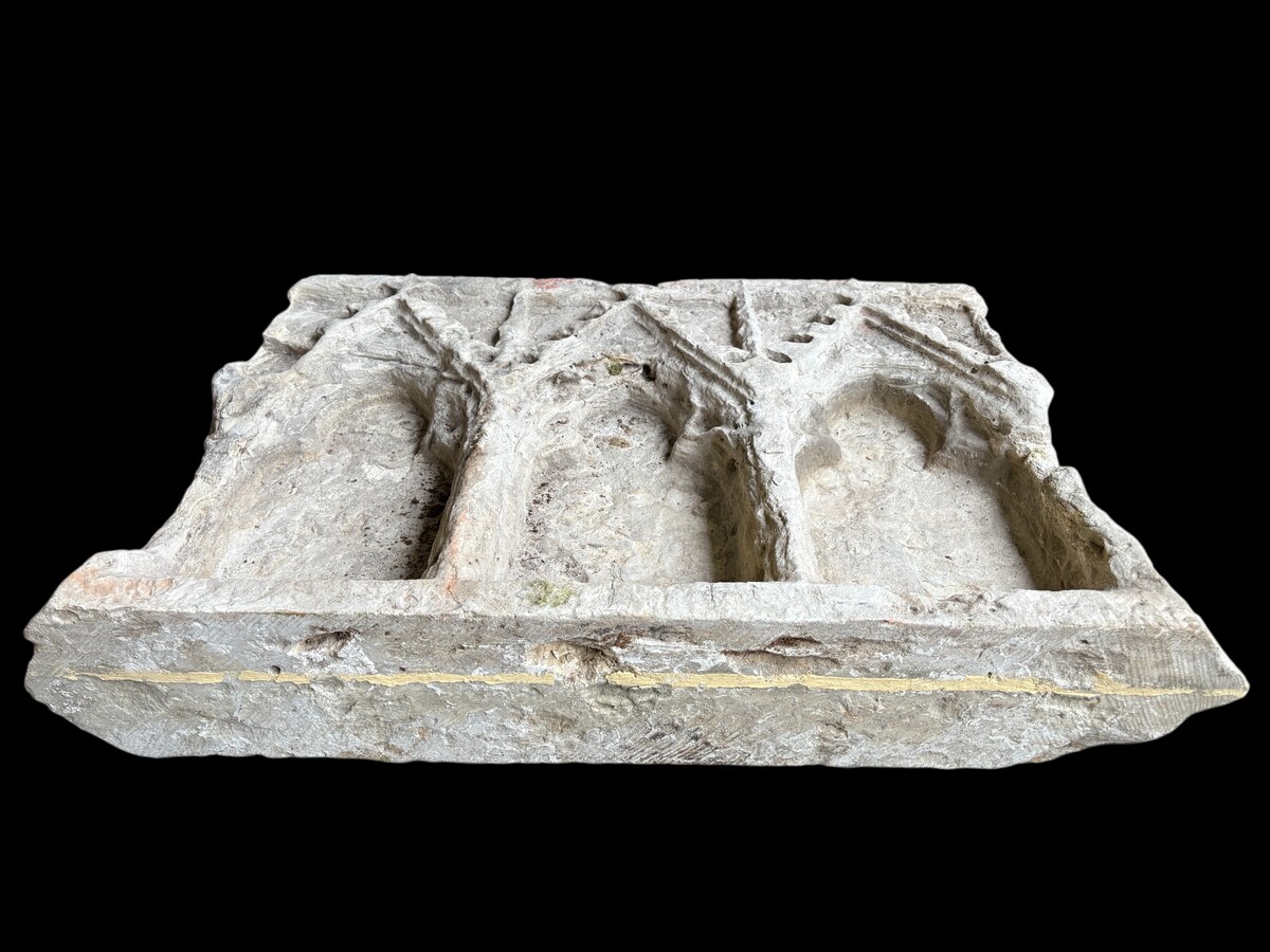 Large Gothic niche in French white stone, circa 1500 Decorative niche composed of three smaller niches placed side by side, carved from French white stone, Gothic period, circa 1500. Heavy piece in good condition with normal 