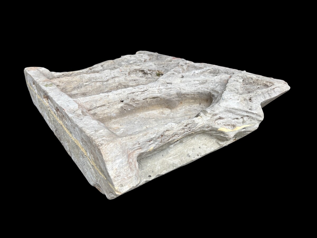 Large Gothic niche in French white stone, circa 1500 Decorative niche composed of three smaller niches placed side by side, carved from French white stone, Gothic period, circa 1500. Heavy piece in good condition with normal 