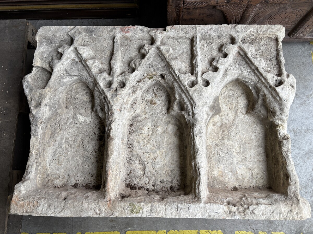 Large Gothic niche in French white stone, circa 1500 Decorative niche composed of three smaller niches placed side by side, carved from French white stone, Gothic period, circa 1500. Heavy piece in good condition with normal 