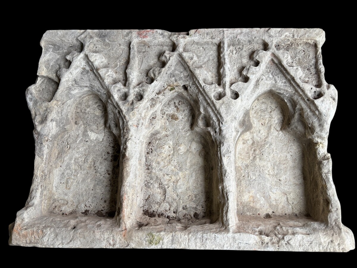 Large Gothic niche in French white stone, circa 1500 Decorative niche composed of three smaller niches placed side by side, carved from French white stone, Gothic period, circa 1500. Heavy piece in good condition with normal 