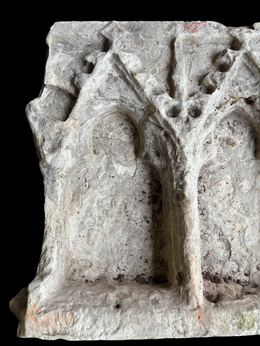 Large Gothic niche in French white stone, circa 1500 Decorative niche composed of three smaller niches placed side by side, carved from French white stone, Gothic period, circa 1500. Heavy piece in good condition with normal 