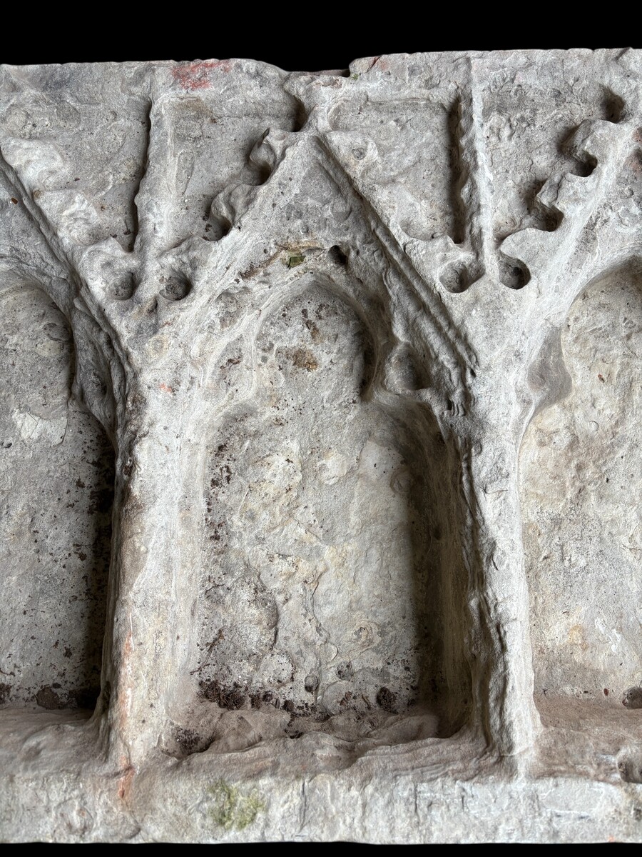 Large Gothic niche in French white stone, circa 1500 Decorative niche composed of three smaller niches placed side by side, carved from French white stone, Gothic period, circa 1500. Heavy piece in good condition with normal 