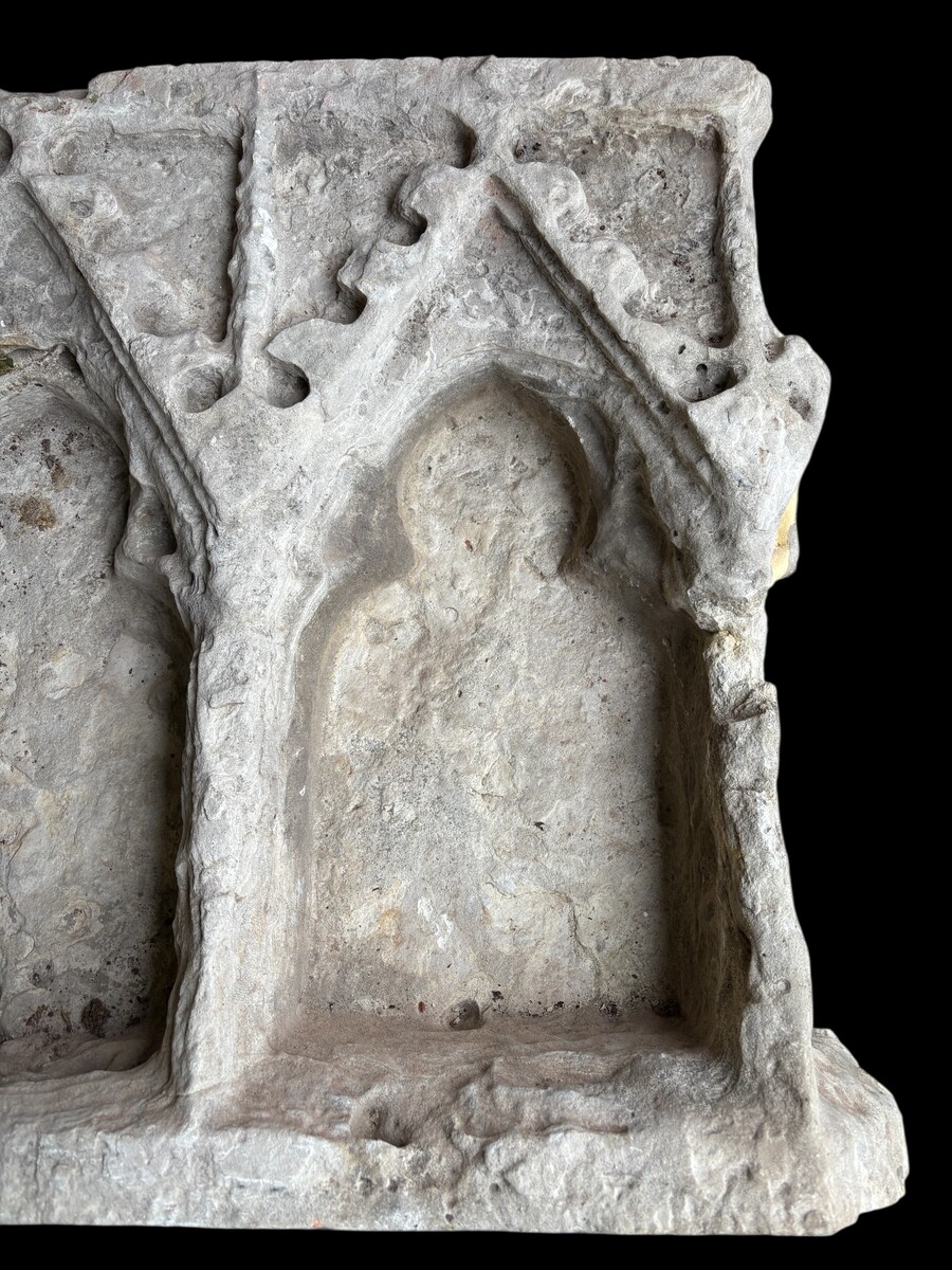 Large Gothic niche in French white stone, circa 1500 Decorative niche composed of three smaller niches placed side by side, carved from French white stone, Gothic period, circa 1500. Heavy piece in good condition with normal 