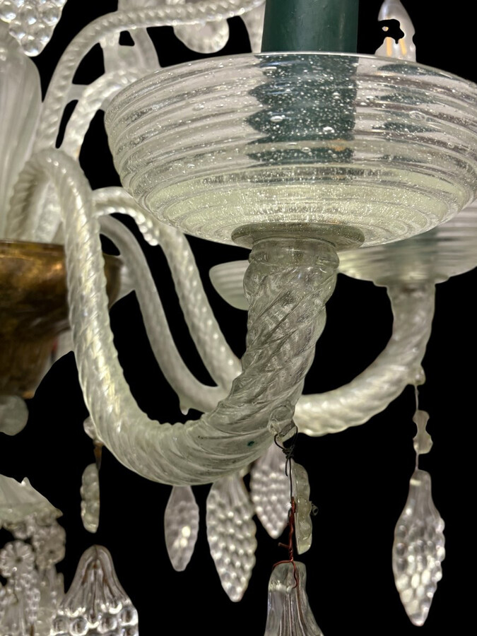 Large Liège chandelier with 8 arms, 19th century (112 cm). Beautiful decorative glass chandelier with 8 large arms featuring light points decorated with small and large scrolls adorned with glass balls, grape cluster-shaped nuggets