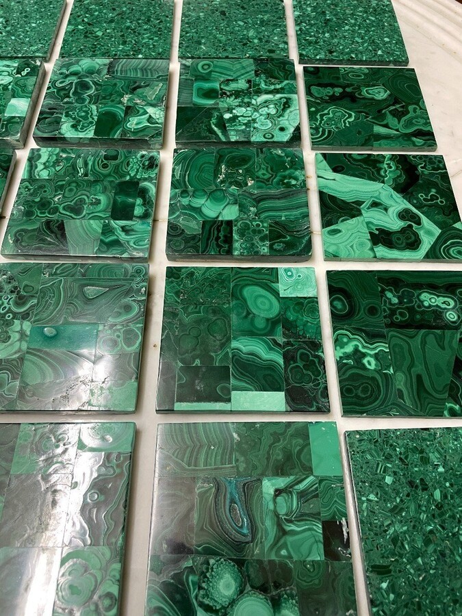 Large lot of tiles in malachite ( 36 pieces ) Beautiful tiles in malachite to be used for all kinds of purposes. The dimensions are 10 x 10 cm and they have different thicknesses : from 0.6 mm to 1 cm. Only for sale in lot for the whole lot of 36 pieces.