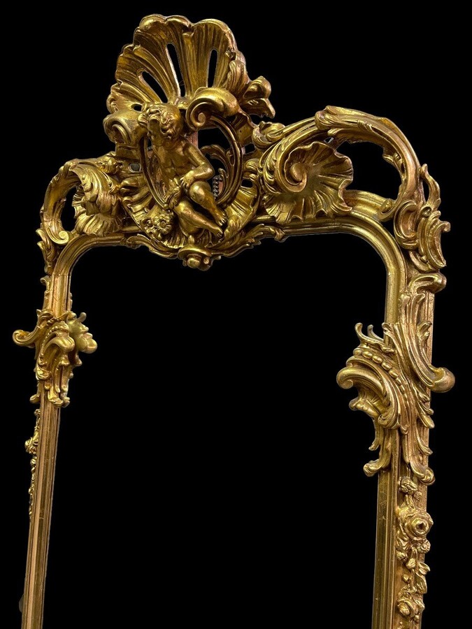 Large Louis XV style mirror with putti in gilded wood / stucco 19th century. Decorated with beautiful ornaments and at the top with a large putti. Dimensions: Height : 224 cm Width : 114 cm Decorative mirror in very good condition from around 1900