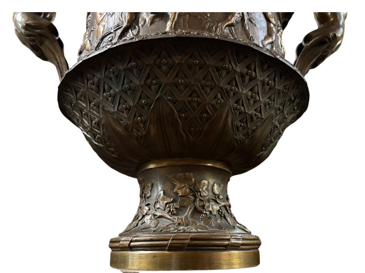 Large ‘Medici’ vase in brown patinated bronze with a procession of Bacchus, 19th century. Decorative vase decorated with a Bacchanalian procession and fitted with handles in the shape of mythological ladies.