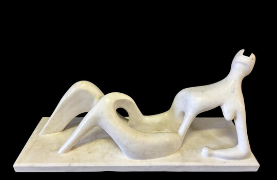 Large modern sculpture in white marble ( 107.5 cm ) Elegant sculpture in white marble representing a person posing in the style of Henry Moore. Dimensions : Width: 107.5 cm Height: 49 cm Depth: 33 cm In good condition, small flaw on base at bottom.