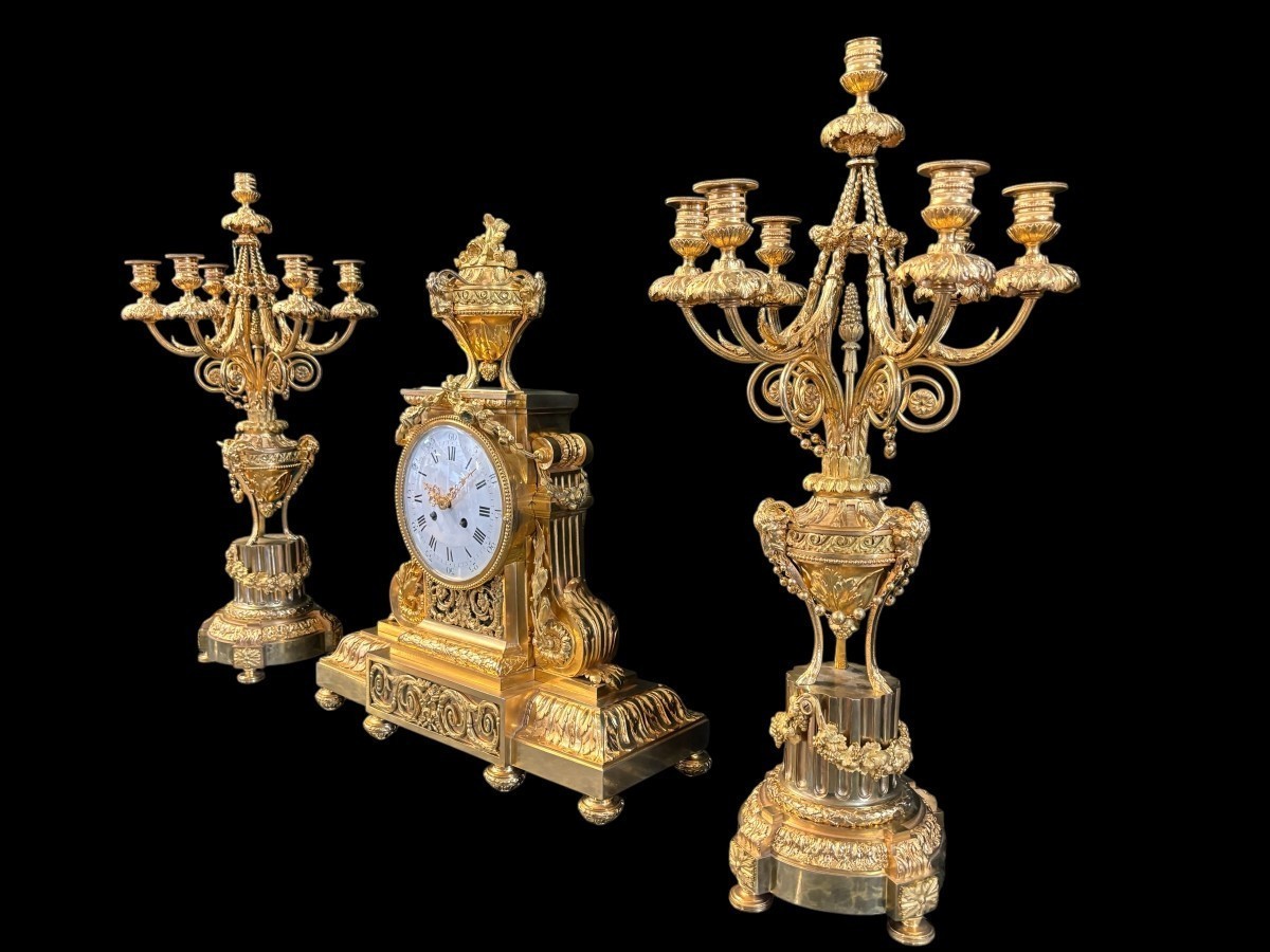 Large ormolu clock set in the Louis XVI style, 19th century. Beautiful trim in good condition, clockwork to be checked, bell and pendulum missing. Louis Seize style model, candlesticks with 7 candlesticks
