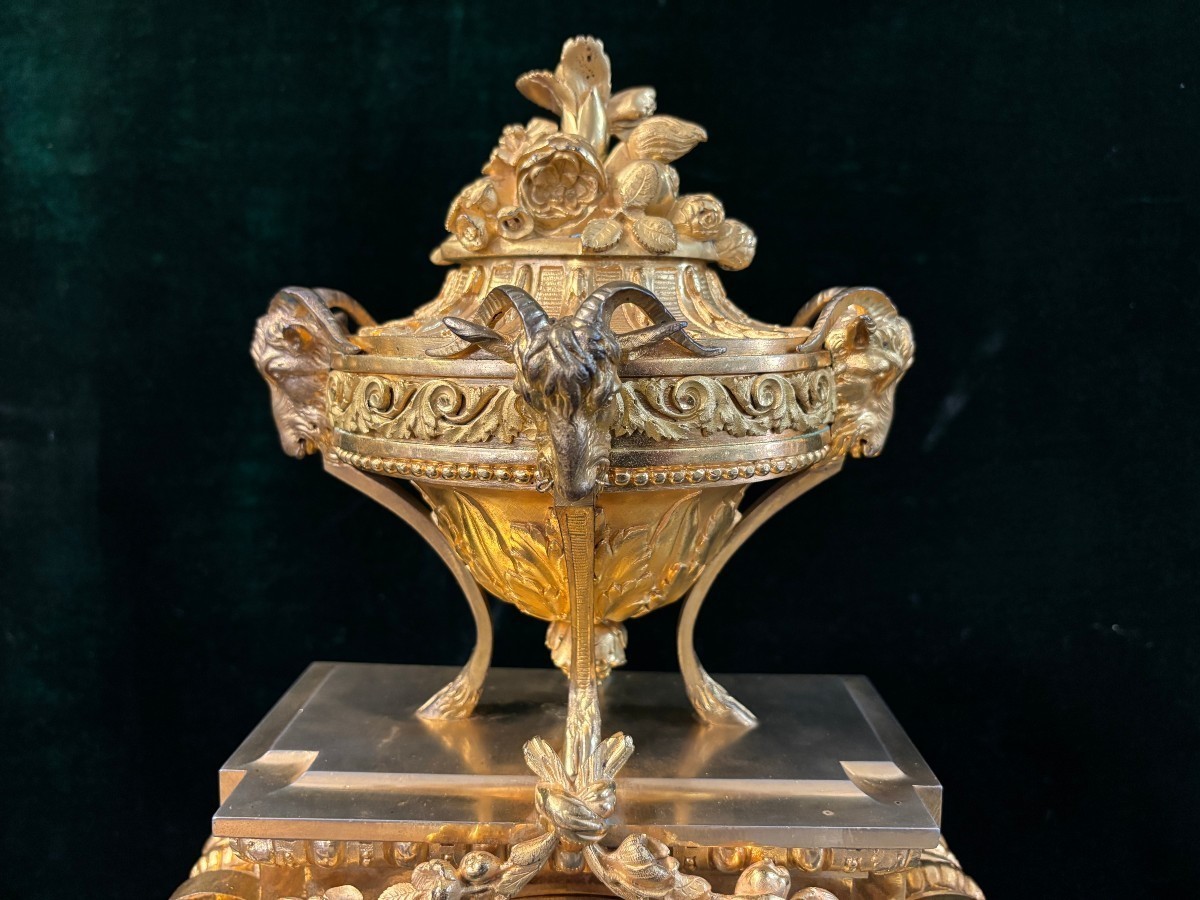Large ormolu clock set in the Louis XVI style, 19th century. Beautiful trim in good condition, clockwork to be checked, bell and pendulum missing. Louis Seize style model, candlesticks with 7 candlesticks