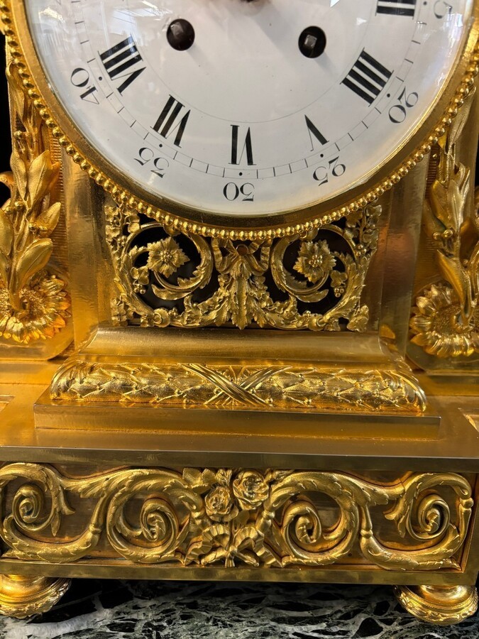 Large ormolu clock set in the Louis XVI style, 19th century. Beautiful trim in good condition, clockwork to be checked, bell and pendulum missing. Louis Seize style model, candlesticks with 7 candlesticks