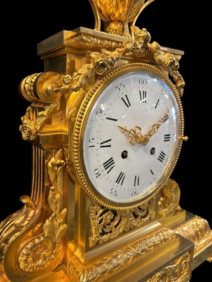 Large ormolu clock set in the Louis XVI style, 19th century. Beautiful trim in good condition, clockwork to be checked, bell and pendulum missing. Louis Seize style model, candlesticks with 7 candlesticks