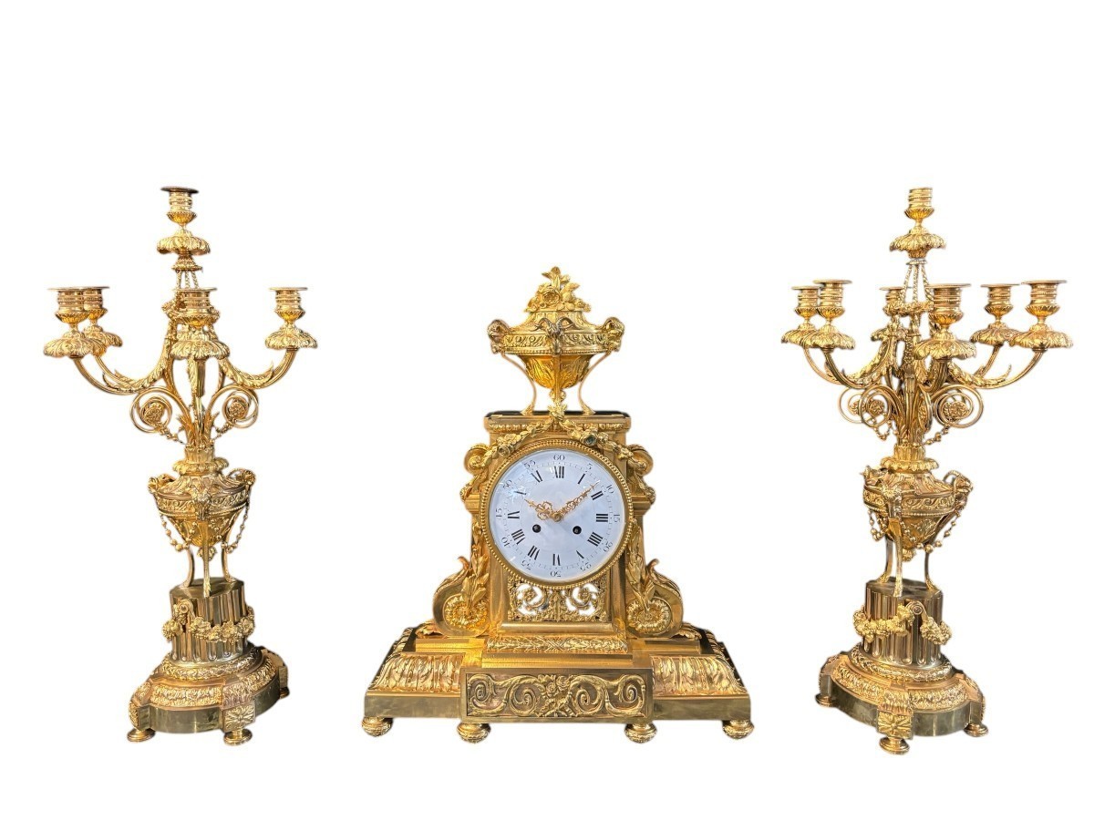 Large ormolu clock set in the Louis XVI style, 19th century. Beautiful trim in good condition, clockwork to be checked, bell and pendulum missing. Louis Seize style model, candlesticks with 7 candlesticks
