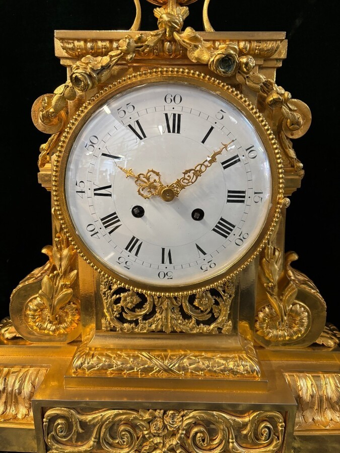 Large ormolu clock set in the Louis XVI style, 19th century. Beautiful trim in good condition, clockwork to be checked, bell and pendulum missing. Louis Seize style model, candlesticks with 7 candlesticks