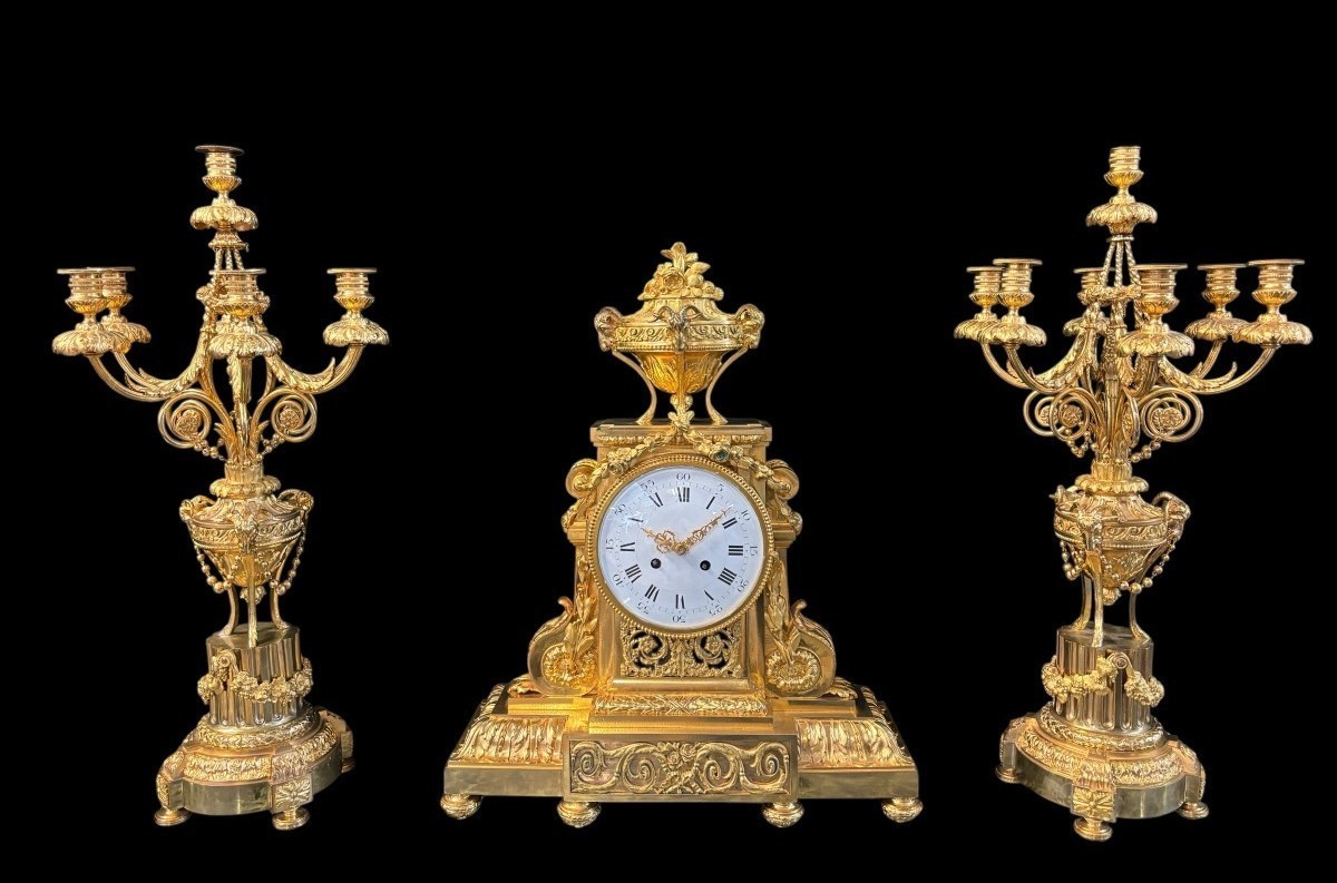 Large ormolu clock set in the Louis XVI style, 19th century. Beautiful trim in good condition, clockwork to be checked, bell and pendulum missing. Louis Seize style model, candlesticks with 7 candlesticks
