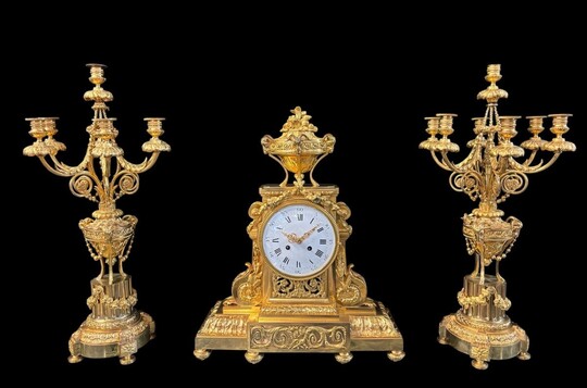 Large ormolu mantel set in the Louis XVI style, 19th century. Beautiful trim in good condition, clockwork to be checked, bell and pendulum missing. Louis Seize style model, candlesticks with 7 candlesticks