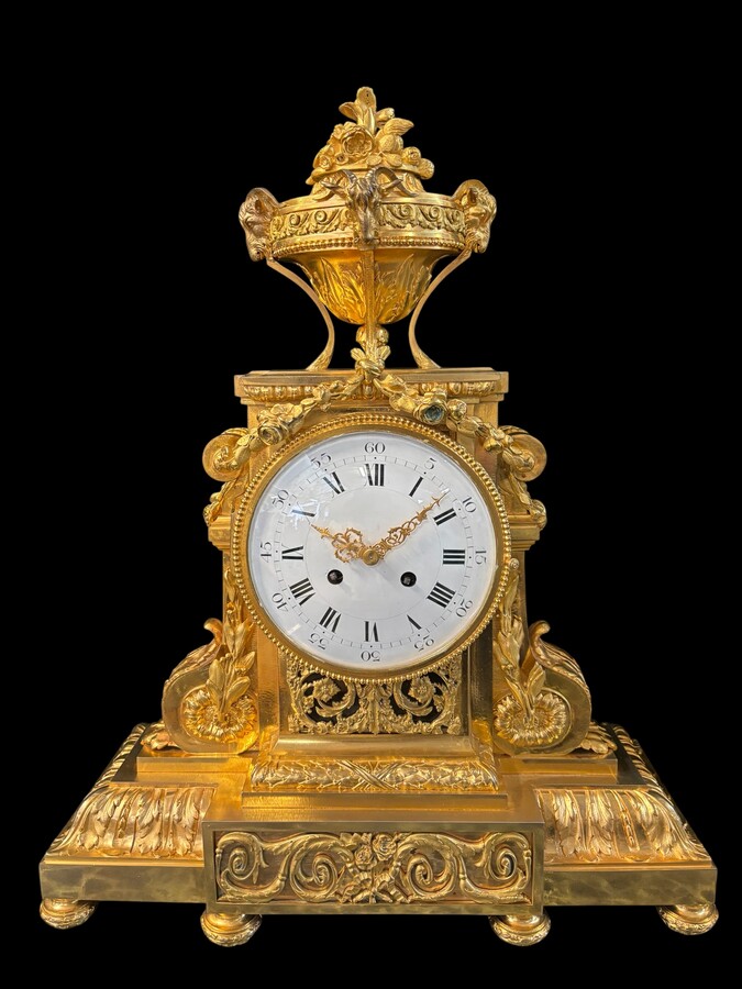 Large ormolu mantel set in the Louis XVI style, 19th century. Beautiful trim in good condition, clockwork to be checked, bell and pendulum missing. Louis Seize style model, candlesticks with 7 candlesticks and the following dimensions: Clock: Height: 64 c