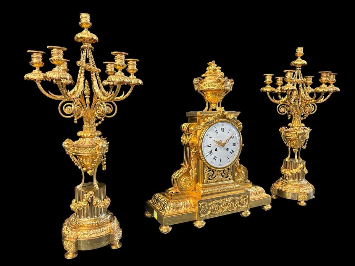 Large ormolu mantel set in the Louis XVI style, 19th century. Beautiful trim in good condition, clockwork to be checked, bell and pendulum missing. Louis Seize style model, candlesticks with 7 candlesticks and the following dimensions: Clock: Height: 64 c