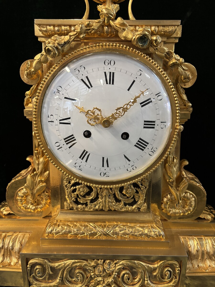Large ormolu mantel set in the Louis XVI style, 19th century. Beautiful trim in good condition, clockwork to be checked, bell and pendulum missing. Louis Seize style model, candlesticks with 7 candlesticks and the following dimensions: Clock: Height: 64 c