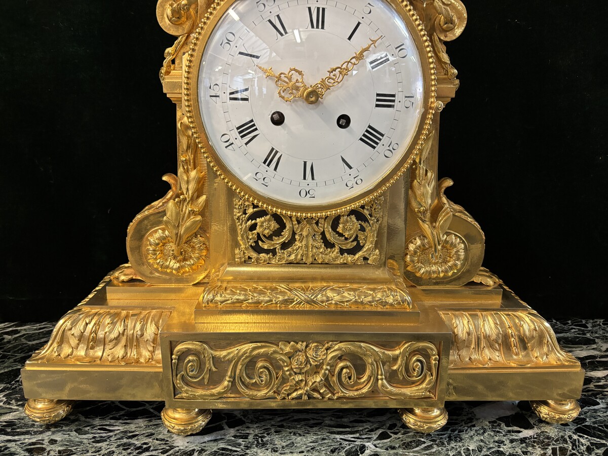 Large ormolu mantel set in the Louis XVI style, 19th century. Beautiful trim in good condition, clockwork to be checked, bell and pendulum missing. Louis Seize style model, candlesticks with 7 candlesticks and the following dimensions: Clock: Height: 64 c