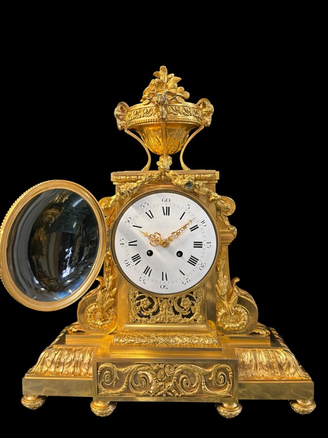 Large ormolu mantel set in the Louis XVI style, 19th century. Beautiful trim in good condition, clockwork to be checked, bell and pendulum missing. Louis Seize style model, candlesticks with 7 candlesticks and the following dimensions: Clock: Height: 64 c