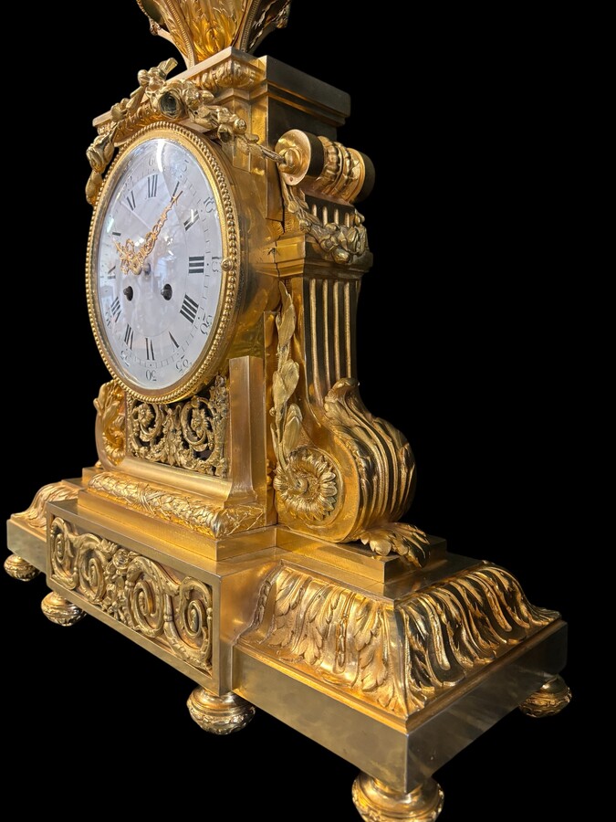 Large ormolu mantel set in the Louis XVI style, 19th century. Beautiful trim in good condition, clockwork to be checked, bell and pendulum missing. Louis Seize style model, candlesticks with 7 candlesticks and the following dimensions: Clock: Height: 64 c