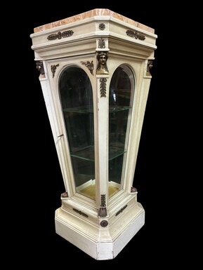 Large pedestal / display case in Empire style 19th century. Decorative plinth / display case fitted with lighting , 3 faceted windows + 1 door in glass , inside 2 shelves in glass and on top a marble top ( minor damage ). Bronze decorations in Empire styl