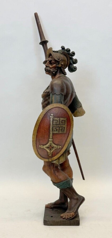 Large polychrome oak sculpture of a soldier/warrior late 19th century Very decorative and detailed carving of a warrior with shield and spear. In very good condition. Dimensions : Height : 109 / 134 cm Width : 49 cm Depth : 39 cm Foot : 26 x 21,5 cm