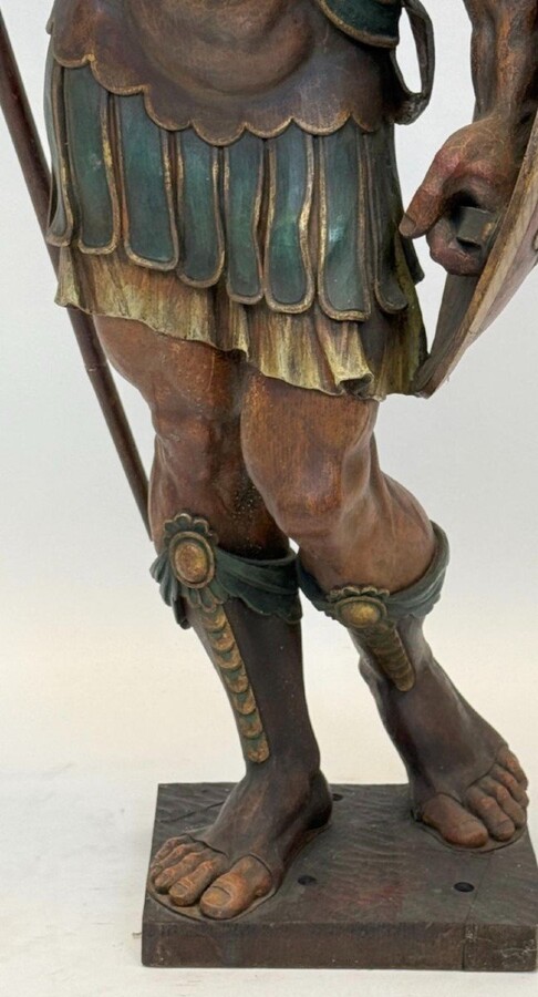 Large polychrome oak sculpture of a soldier/warrior late 19th century Very decorative and detailed carving of a warrior with shield and spear. In very good condition. Dimensions : Height : 109 / 134 cm Width : 49 cm Depth : 39 cm Foot : 26 x 21,5 cm
