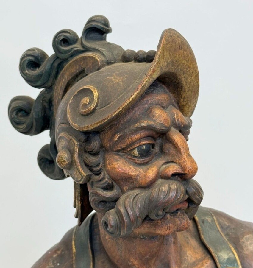 Large polychrome oak sculpture of a soldier/warrior late 19th century Very decorative and detailed carving of a warrior with shield and spear. In very good condition. Dimensions : Height : 109 / 134 cm Width : 49 cm Depth : 39 cm Foot : 26 x 21,5 cm