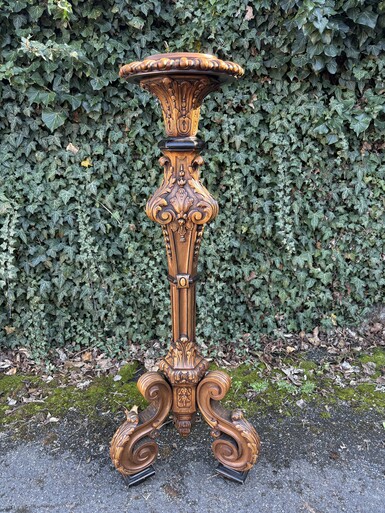 Large Regency-style floor lamp in walnut, 19th century Decorative floor lamp with a carved shaft, adorned with ornamentation, foliage and acorns, resting on three large scroll-shaped legs. Dimensions: Height: 141 cm Width: 55 cm Depth: 54 cm