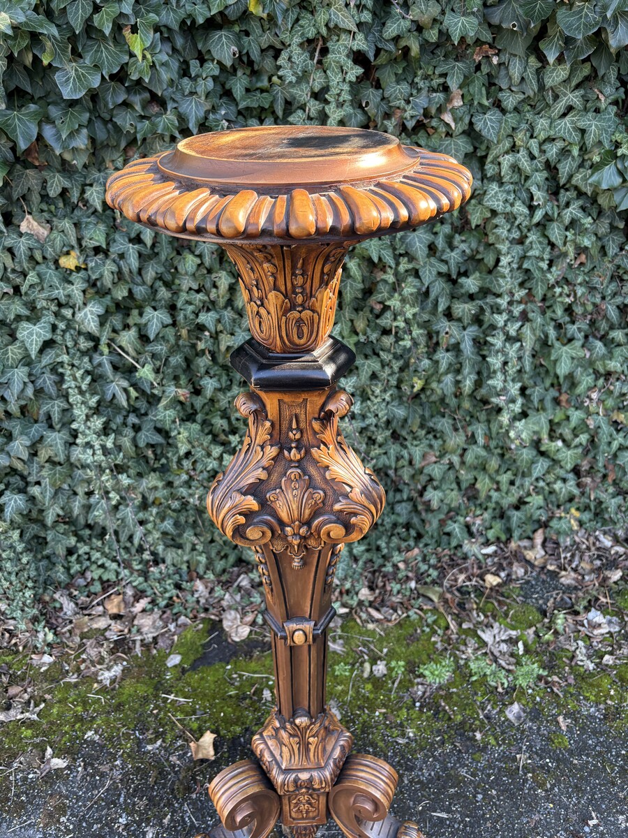 Large Regency-style floor lamp in walnut, 19th century Decorative floor lamp with a carved shaft, adorned with ornamentation, foliage and acorns, resting on three large scroll-shaped legs. Dimensions: Height: 141 cm Width: 55 cm Depth: 54 cm