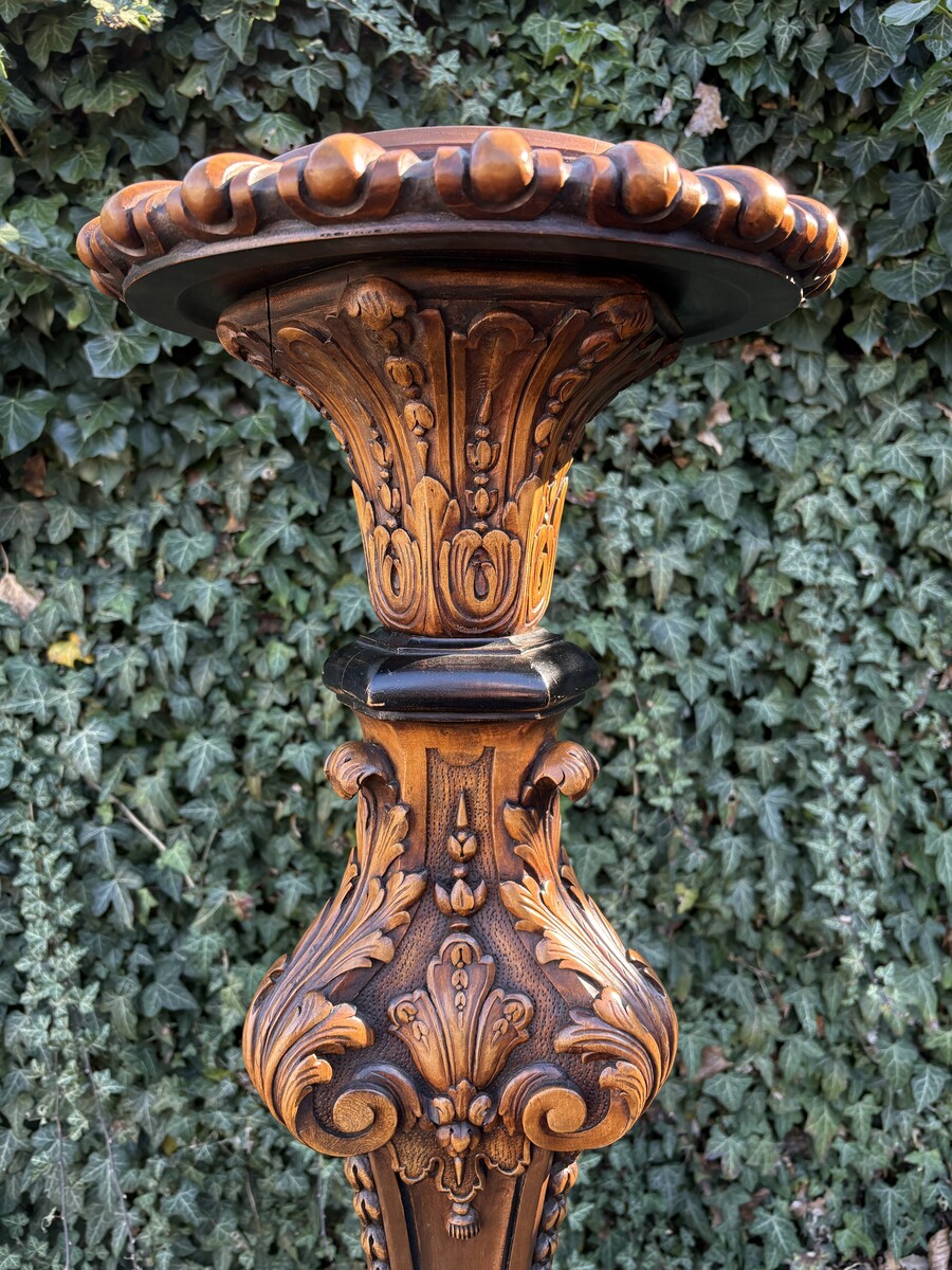 Large Regency-style floor lamp in walnut, 19th century Decorative floor lamp with a carved shaft, adorned with ornamentation, foliage and acorns, resting on three large scroll-shaped legs. Dimensions: Height: 141 cm Width: 55 cm Depth: 54 cm